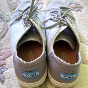 EXCELLENT condition Toms tennis shoes